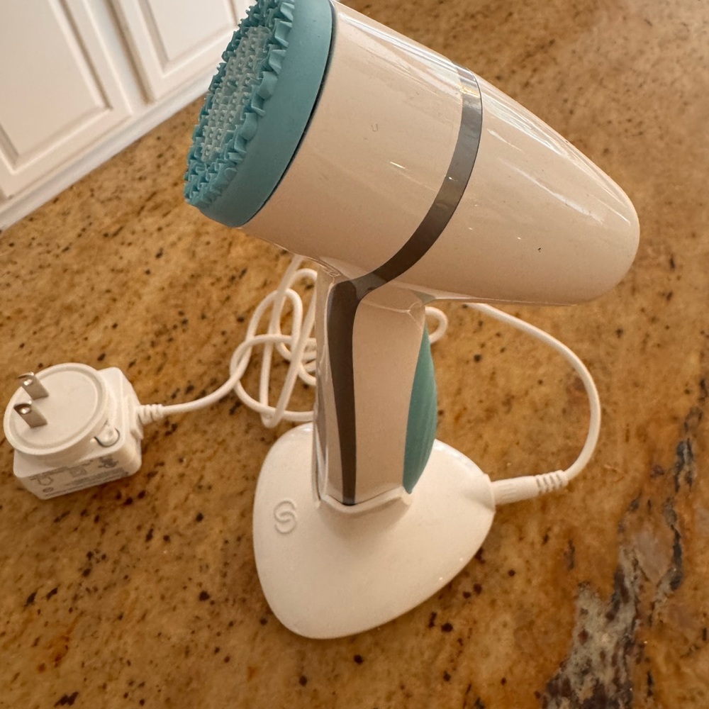 Nu Skin genLOC LumiSpa facial device
System Device Treatment Head